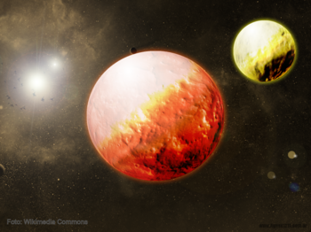 Planeta ficticio con su correspondiente luna, en un sistema con estrella binaria.