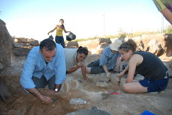 El arqueólogo Carlos Sanz (izq), junto a alumnos que han trabajado en las excavaciones en Pintia.