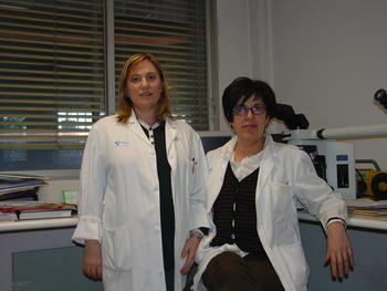 Cristina Díaz Tascón y Teresa Ribas, del servicio de Anatomía Patológica del Complejo Asistencial de León.