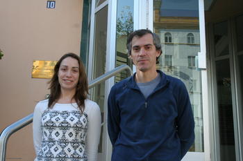 María del Carmen Portillo y Juan González, en el Instituto de Recursos Naturales y Agrobiología de Sevilla.