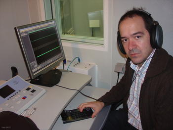 Enrique López Poveda, en el laboratorio donde prueba software relacionado con la audición.