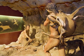 Escena del Paleolítico Superior en la muestra Neolítico. De nómadas a sedentarios.