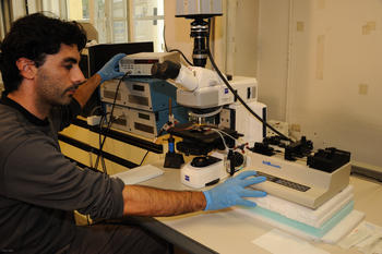 Investigadores trabajando con el dispositivo para detectar y separar células tumorales en la sangre.