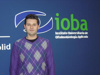 El investigador del Grupo de Retina del IOBA Iván Fernández Bueno.