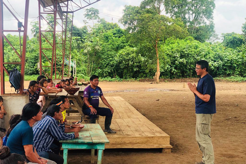 William Pan, investigador de salud ambiental de Duke, a la derecha, habla con peruanos sobre el control y la prevención de la malaria. / Duke University Photo.
