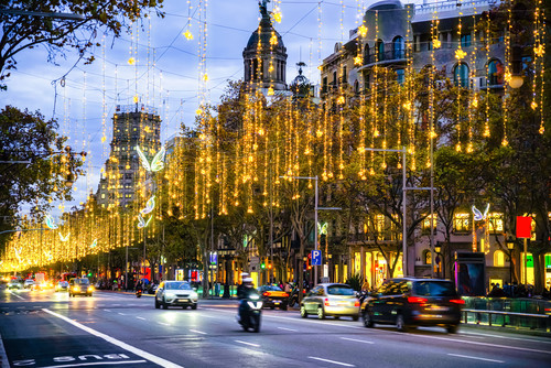 Luces de Navidad en una calle de Barcelona. /iStock.