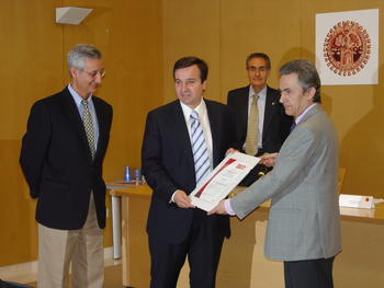 El representante de 'Bureau Veritas' entrega a José Ramón Alonso y Eugenio Santos uno de los certificados