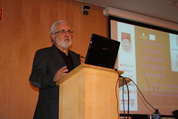 Miguel Ángel Quintanilla ofrece una conferencia sobre creatividad científica.