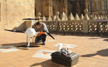 Un técnico pone a punto el aparato. Foto: Ayuntamiento de Salamanca.