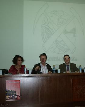 De izquierda a derecha, Dolores Pereiro, José Ángel González y Juan Manuel Corchado, inauguran la II Semana de la Ingeniería Geológica.