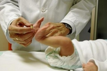 Un médico realiza una prueba a un recién nacido (FOTO: Infouniversidades).