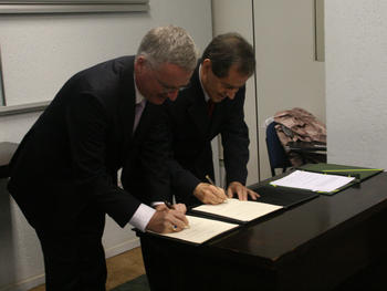 Tim de Zeeuw, director general del Observatorio Europeo Austral (izquierda), y Sergio Machado Rezende, ministro de Ciencia y Tecnología de Brasil, durante la firma del convenio. (Foto: Paulo Aguiar/Ministério da Ciência e Tecnologia)