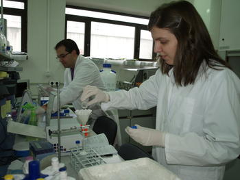 Una investigadora del IRNASA en el laboratorio.