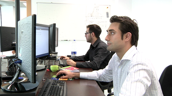 Antonio Hurtado, uno de los ingenieros de la empresa Metaemotion, trabajando en las oficinas del CTTA.