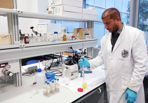 Un investigador realiza ensayos en el laboratorio. Foto: F. Descubre.
