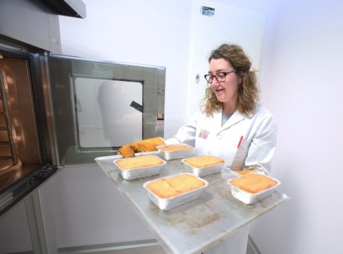 La investigadora Marina Villanueva muestra productos sin gluten horneados en la Universidad de Valladolid/UVa