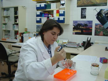 Pilar Armero trabajando en el laboratorio