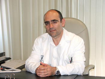 El doctor Benjamín de León, especialista en Nefrología de la Clínica San Francisco.