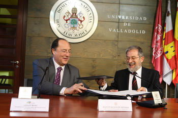 Marcos Sacristán, rector de la Universidad de Valladolid, y Carlos Moro, presidente de la Asociación de Biotecnología Agroalimentaria de Castilla y León (Vitartis), suscriben el convenio (FOTO: Carlos Barrena)