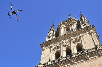 El aparato junto a la catedral. Foto: Ayuntamiento de Salamanca.