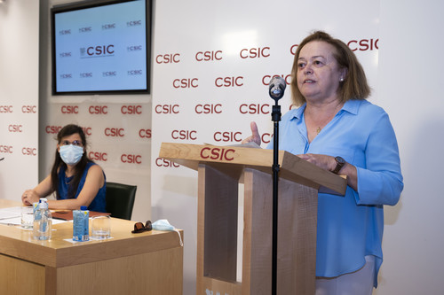 La presidenta del CSIC, Rosa Menéndez y Mar Valés, investigadora del CNB-CSIC, durante la presentación del nuevo test./CSIC.