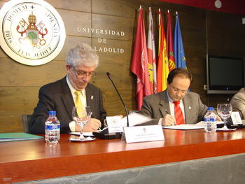 José Ángel Hermina y Evaristo Abril firman un convenio de colaboración en oftalmología veterinaria