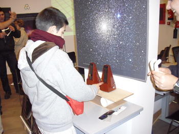 Un joven se interesa por la exposición del stand de la Universidad Federal de ABC.