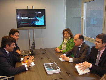 Reunión de los responsables de Indra con los consejeros Tomás Villanueva y Alfonso Fernández Mañueco.