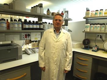 Rafael Coveñas, en su laboratorio del Incyl.