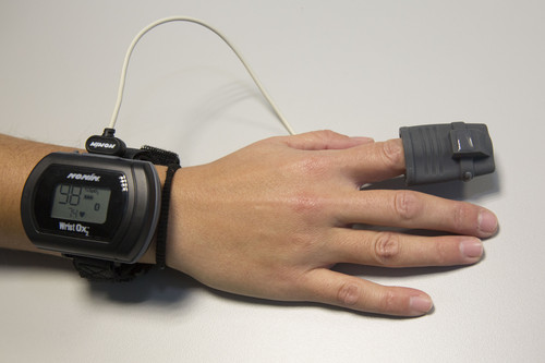 Pulsioxímetro portátil para medir la frecuencia cardíaca y la saturación de oxígeno durante el sueño. Foto: UJI.