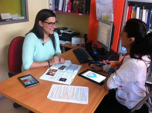 Una profesora de la Asociación de Padres de Niños Sordos de Salamanca (ASPAS-Salamanca) prueba la aplicación con una niña con audífono.
