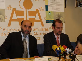 Roberto Rodríguez (derecha), médico y gerente de la asociación, junto al presidente, Alfonso Gracia