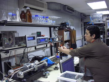 La catedrática argelina Negadi Latifa realiza mediciones en el laboratorio vallisoletano.
