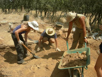 Arqueólogos trabajando en El Castillón (Zamora). 