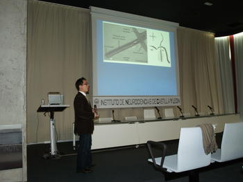 Hubert Lim, de la Medizinischen Hochschule de Hanóver, muestra uno de los dispositivos utilizados durante la intervención quirúrgica para instalar un implante coclear en el colículo inferior.