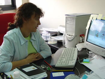 Ana María Ullán consultando la página web del proyecto