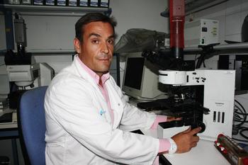 El investigador José María Sayagués, en un laboratorio del Hospital Universitario de Salamanca.