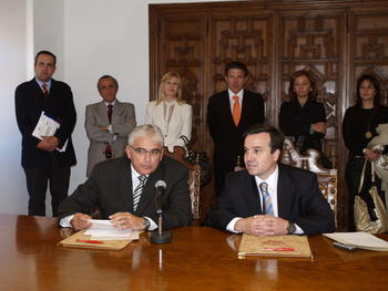El senador brasileño Efraim Morais (izquierda) y el rector de la Universidad de Salamanca, José Ramón Alonso