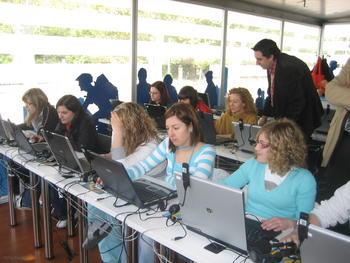 Un grupo de jóvenes participa en uno de los talleres organizado en el Cibermóvil.