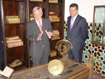 Lluis Reverter (izq.) explica el funcionamiento de diversos instrumentos astronómicos de la muestra 'La ciencia en el mundo andalusí'.