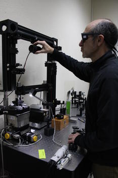 Un investigador prepara un experimento en uno de los láseres.