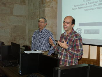 El profesor de la Universidad Pontificia de Salamanca Manuel Martín-Moreno presenta a Javier de las Rivas (izquierda).