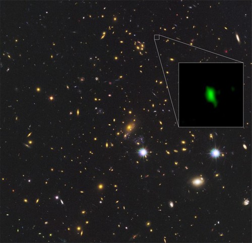 cúmulo de galaxias MACS J1149.5+2223 observado por el telescopio espacial Hubble de la NASA/ESA, y el recuadro muestra la galaxia MACS1149-JD1, observada por ALMA/Hashimoto et al. a partir de el telescopio espacial Hubble y ALMA
