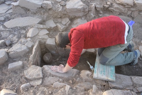 Un arqueólogo trabaja en una de las tumbas. Foto: Zamora Protohistórica.