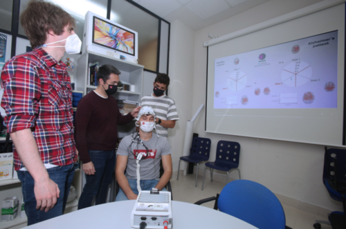 Investigadores del Grupo de Ingeniería Biomédica trabajan de forma experimental con un electroencefalograma. A la izquierda, Pablo Núñez. © - Juan Carlos Barrena | UVa. 