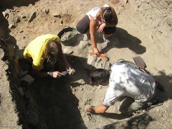 Arqueólogos, en el yacimiento tardorromano de El Castillón, Zamora.