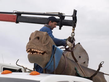 Un operario instala el dinosaurio de Mambrillas de Lara (FOTO: FPH).