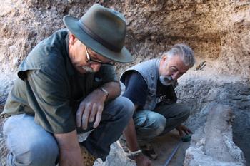 Eudald Carbonell (izquierda) y Ramon Viñas, investigadores de l'IPHES, excavando en Chazumba en febrero - INAH.