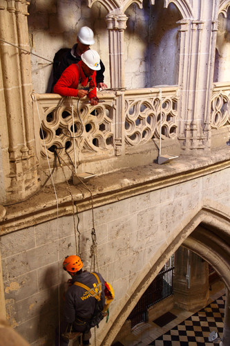 Instalación de fisurómetros en la catedral de Palencia. FOTO: Fundación Santa María la Real.