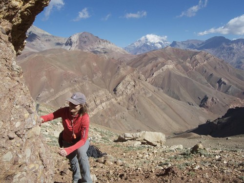 Barbara Carrapa toma muestras de rocas a 4.267 metros en el Cerro Penitentes en la Cordillera Central de Argentina/Peter DeCelles, University of Arizona